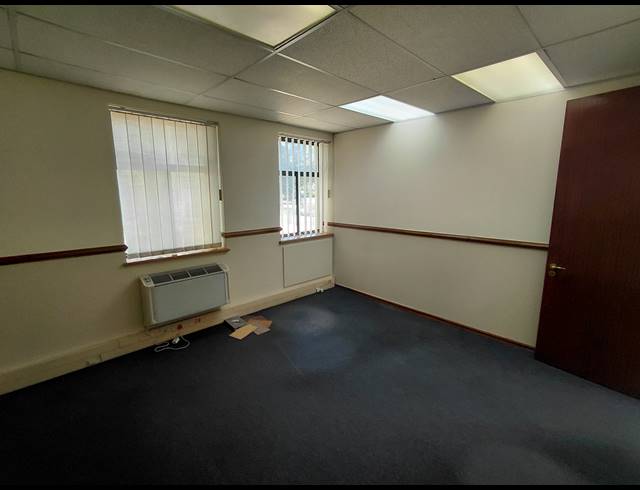 170M² OFFICE TO LET IN LYME PARK